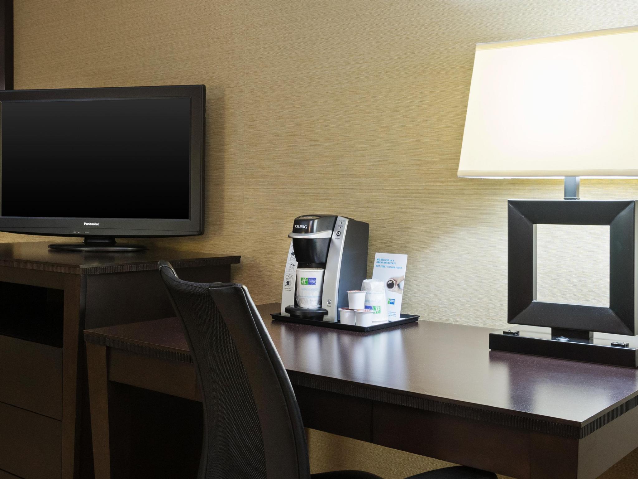 Holiday Inn Express Charleston-Civic Center By Ihg Exterior foto